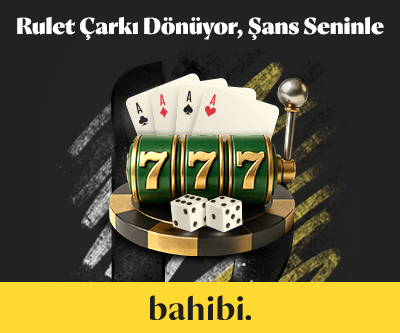 Rulet çarkı ve 777 sembollü slot makinesi önünde dört as kart